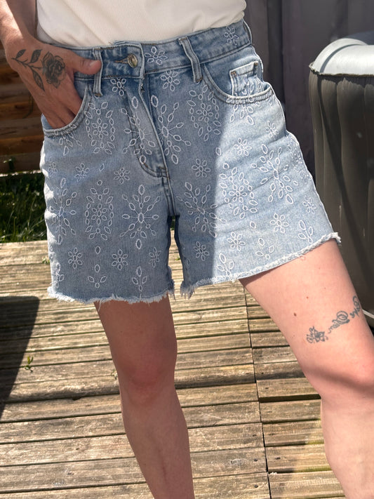 Short en broderie