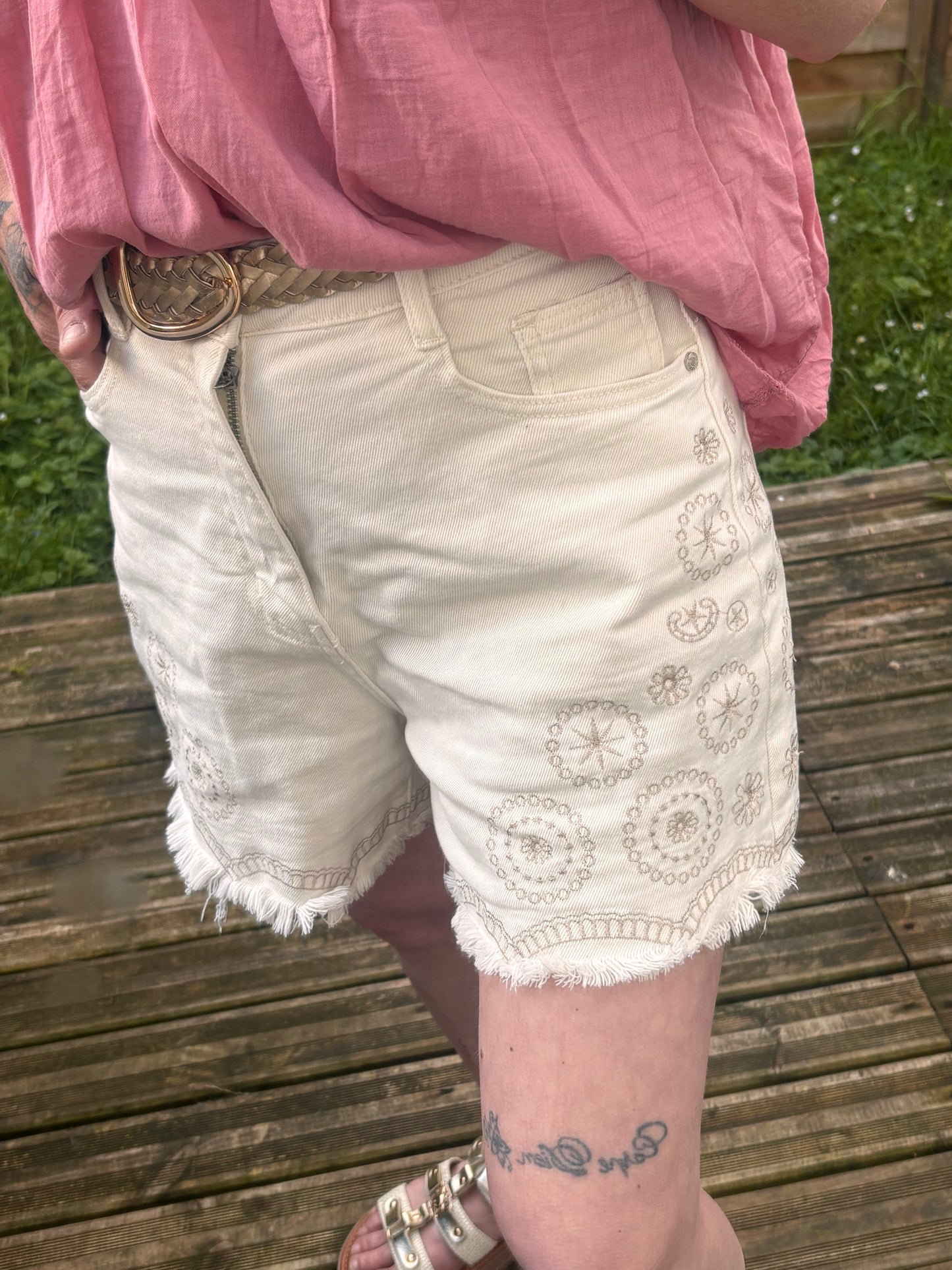 Short brodé